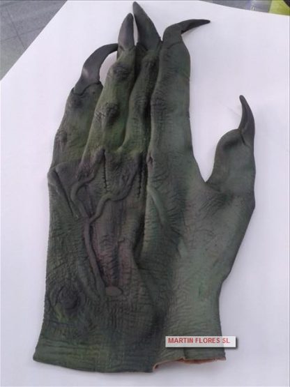 Manos verdes latex uñas