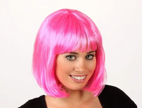 Peluca corta con flequillo