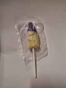 Piruleta caramelo nazareno morado/bl