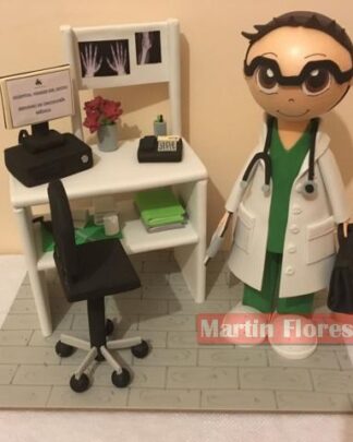 Muñeco fofucha médico con despacho